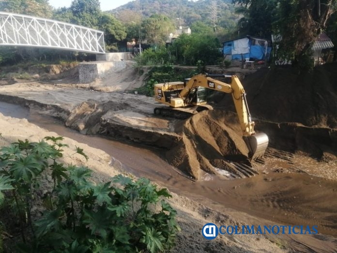 Ayuntamiento de Manzanillo hace trabajos de desazolve para prevenir inundaciones