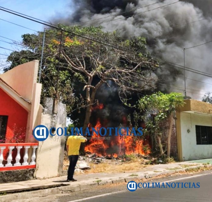Combaten el incendio de un pastizal sobre la calle Del Trabajo