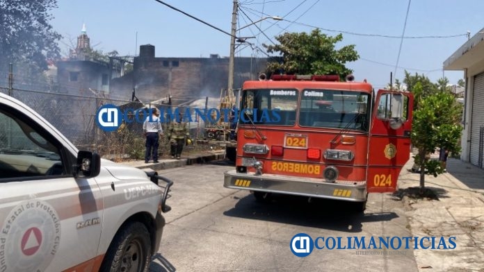 Controlan incendio en un predio sobre la calle Victoria en el centro de Colima