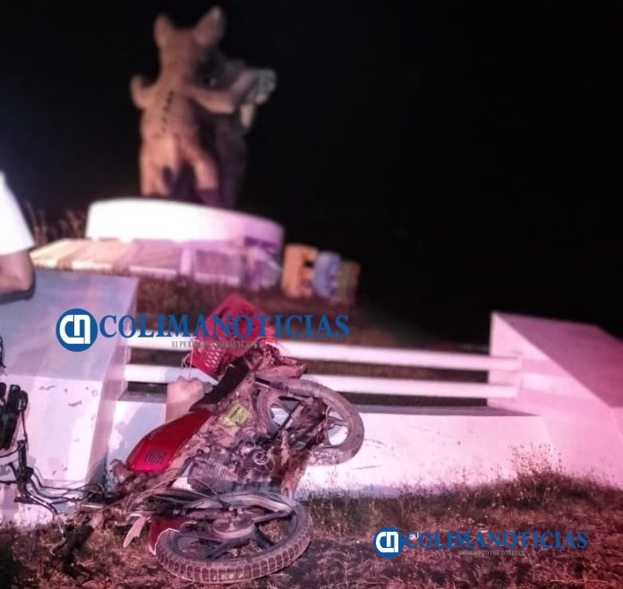En estado de ebriedad, motociclista se impacta contra glorieta de perritos bailarines