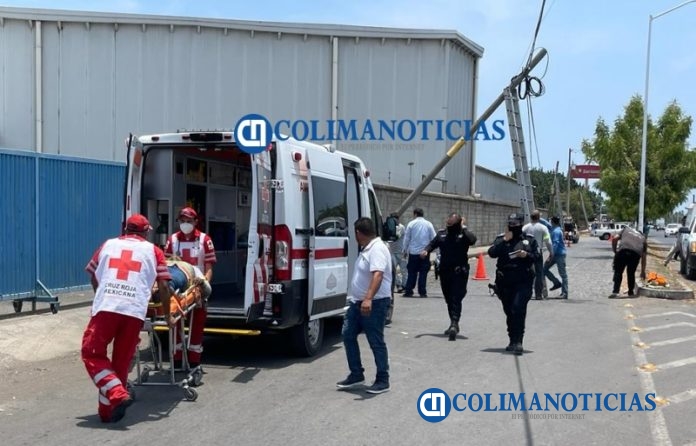 Lesionado trabajador de Telmex al caer de poste