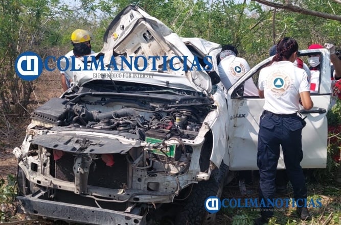 Mujer resulta herida al volcarse en la autopista Manzanillo Colima