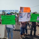 Vecinos de Coahuayana bloquean puente; piden que aparezca joven estudiante2