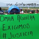 Vecinos de Coahuayana bloquean puente; piden que aparezca joven estudiante3