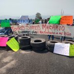 Vecinos de Coahuayana bloquean puente; piden que aparezca joven estudiante6