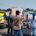 Vecinos de Coahuayana bloquean puente; piden que aparezca joven estudiante7