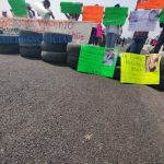 Vecinos de Coahuayana bloquean puente; piden que aparezca joven estudiante8