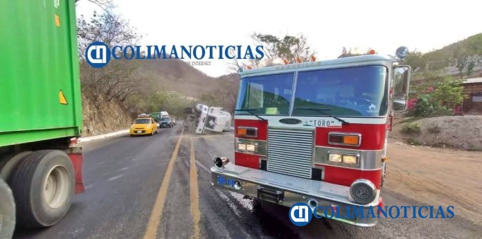 Vuelca pipa con gas refrigerante en el libramiento El Colomo5