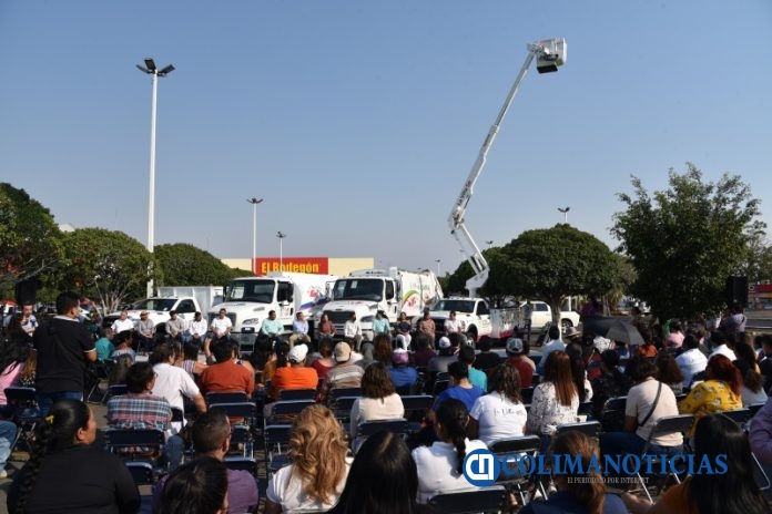 gruas y camiones de basura en la villa 1