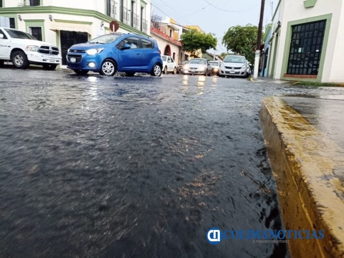 autos en colima durante lluvia