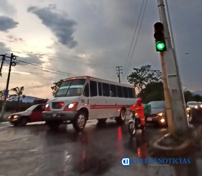 camion urbano colima lluvia
