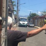 camiones de colima y hombre adulto mayor