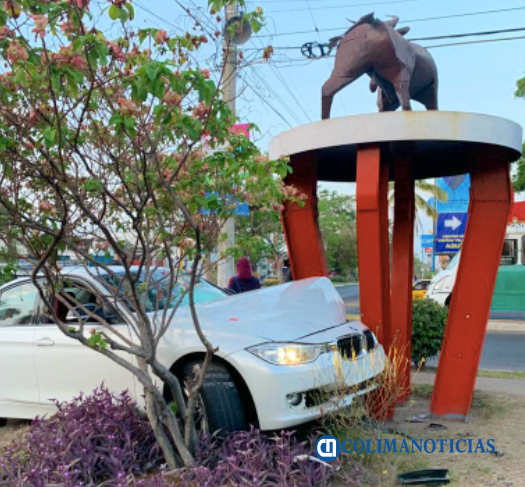 choca auto con torito