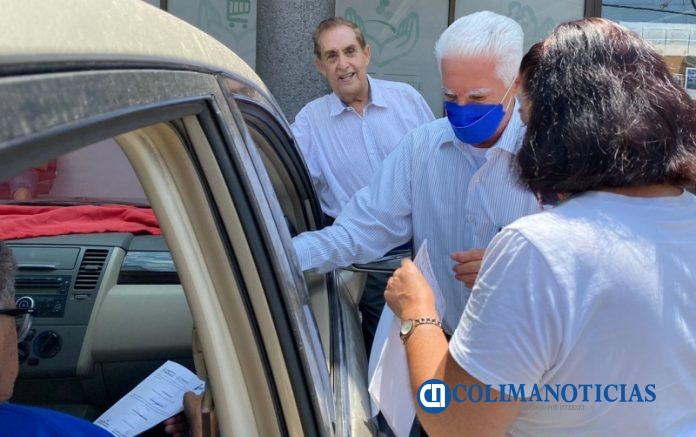 entrega del cheque por $360 mil pesos que recibe uno de sus agremiados jubilados 1