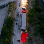 hallan cuerpos de migrantes en trailer
