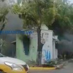incendian caseta de policias