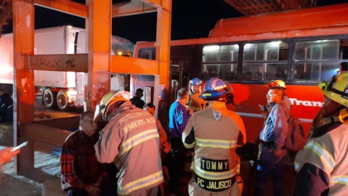 Accidente en carretera de Jalisco deja al menos 10 heridos