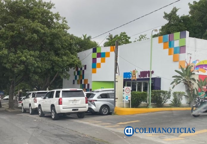 Autoridades y guaruras obstruyen banquetas 3
