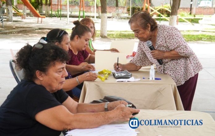 Ayuntamiento de Manzanillo capacita a personas para confeccionar ropa