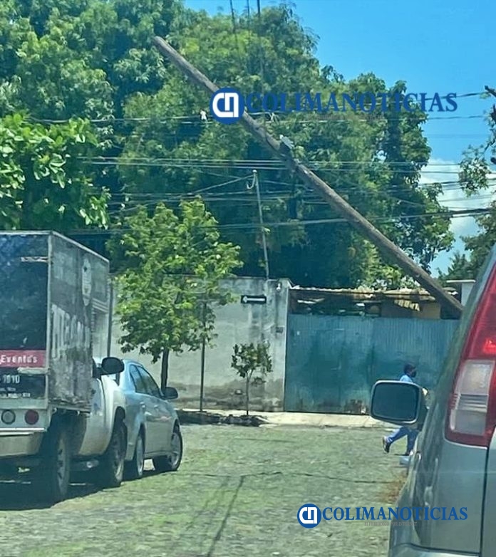 Denuncian poste de Telmex a punto de caer