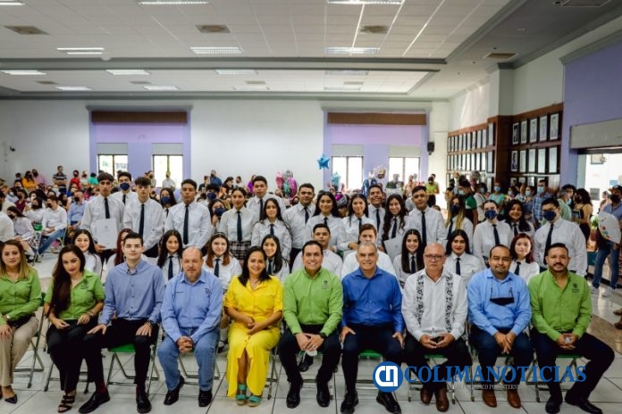 Entrega de certificados en los bachilleratos 17 y 25
