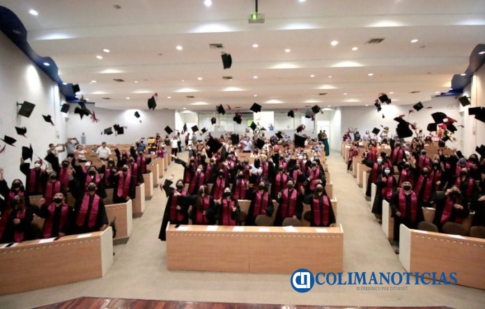 Entregan 814 certificados de bachilerato en campus Manzanillo