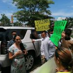 Familias desalojadas de Campos abordan a la Gobernadora Indira Vizcaíno2