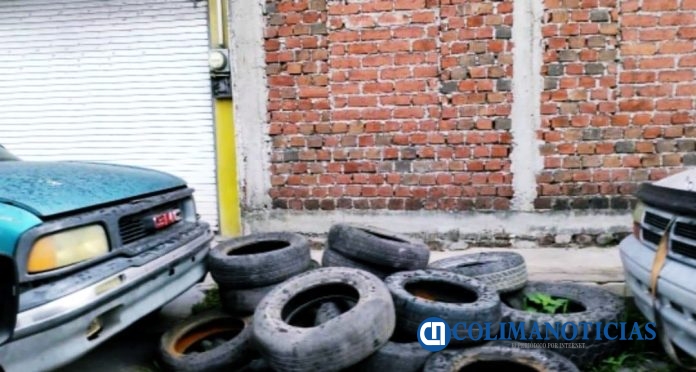 Manzanillenses denuncian a llantera por invadir calle y banqueta2