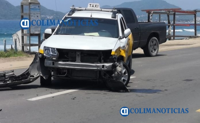 Motocicleta vs taxi deja 4 lesionados en Playa de Oro