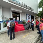 banderas de huelga en edificios y cajeros de Telmex tecoman