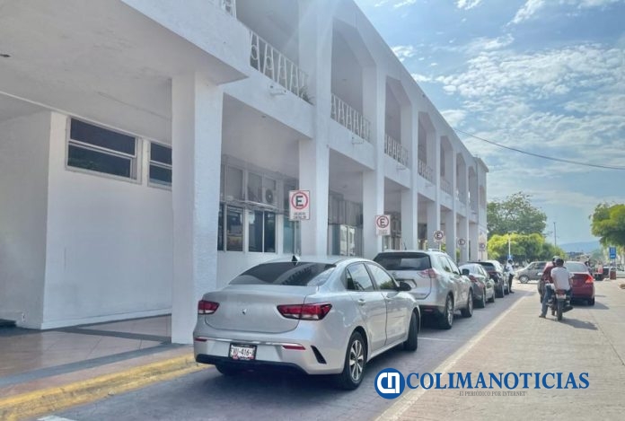 estacionamientos de los funcionarios tecoman