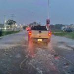 vehiculos y lluvia en colima