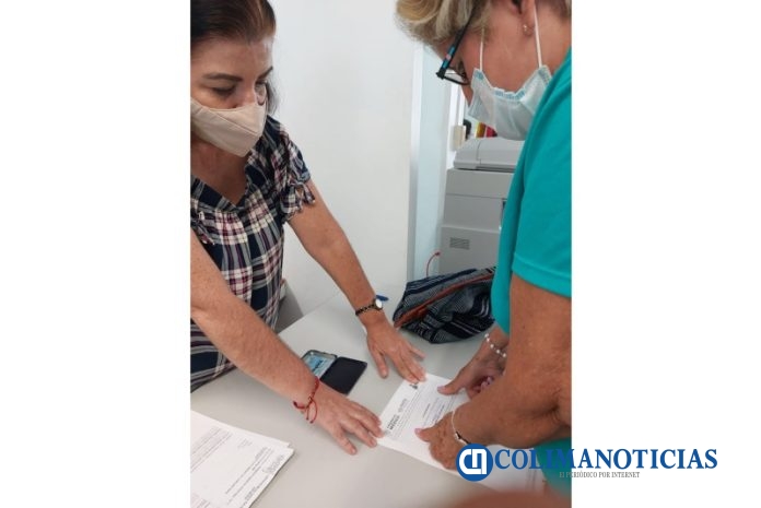 Jubilada recibe cheque de diferencias