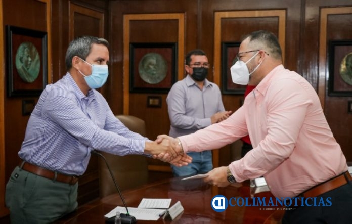 PRINCIPAL_Entrega rector nombramiento a nuevo director de Deportes