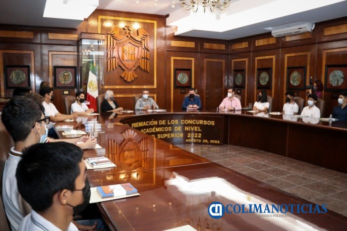 Reconocen a ganadores de concurso de bachillerato