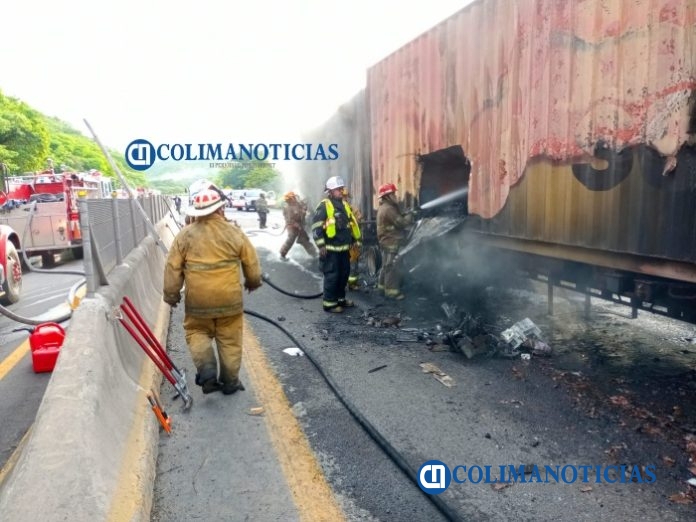 bomberos atienden incendio traileres del crucero de Turla