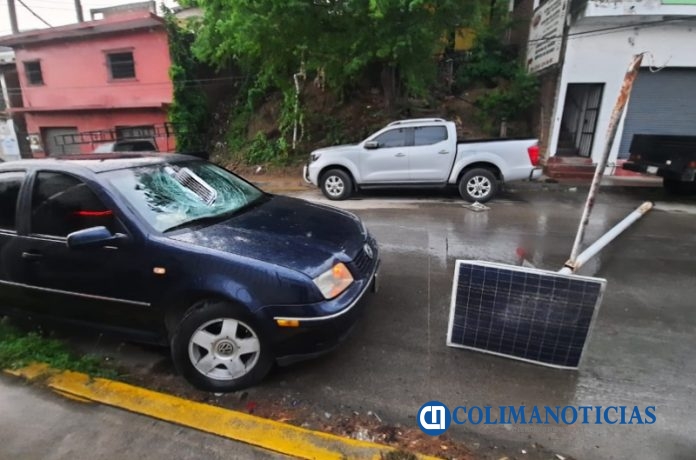 cae lampara sobre carro