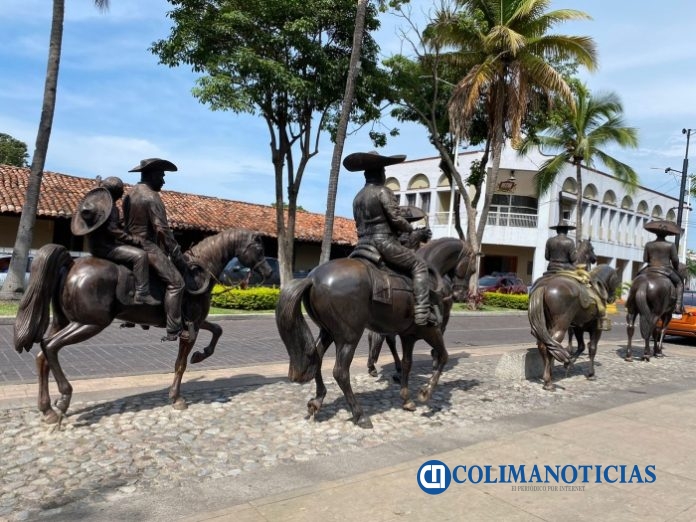 esculturas y ayuntamiento de la villa