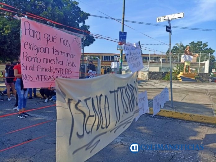 estudiantes isenco Bloquean avenida De los Maestros6