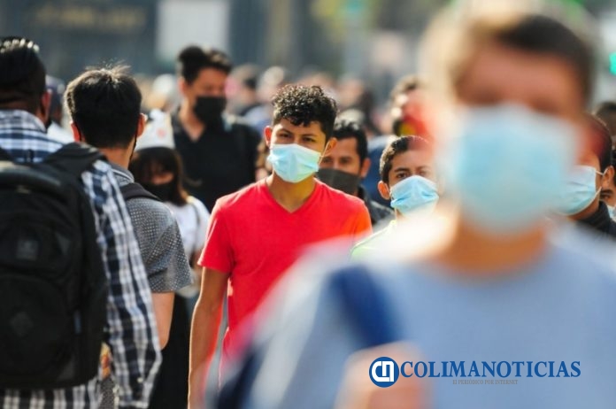 Las personas continúan usando el cubrebocas como medida de protección para evitar contagios de Covid-19 al salir de sus casas.