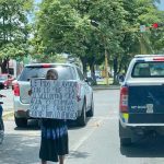 mujer de chiapas pidiendo dinero en semaforo