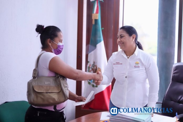 Entrega presidenta de Manzanillo apoyos a 67 familias con un monto de 287 mil pesos53 PM (1)