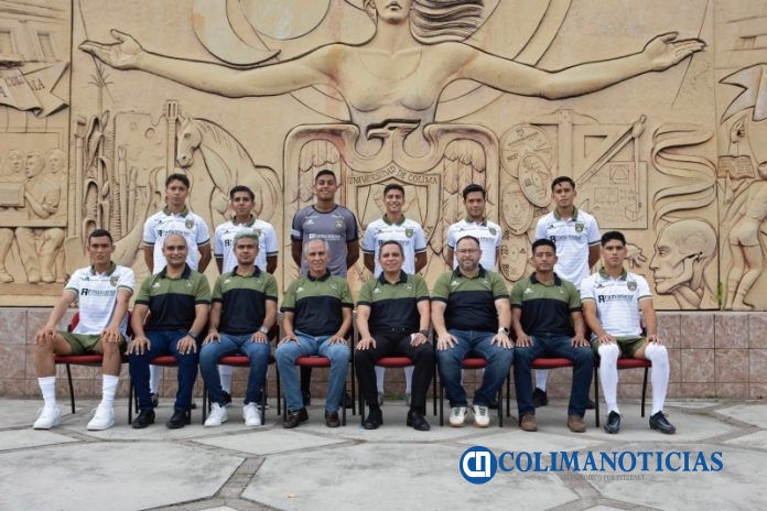 Visita al rector equipo Caimanes de futbol_Con jugadores universitarios