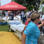 personal de salud y camillas afuera por sismo