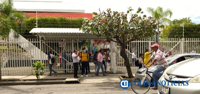 personas afuera de SE tras sismo