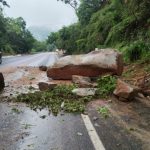 piedras en carretera libre hacia Colima, a la altura de El Colomo
