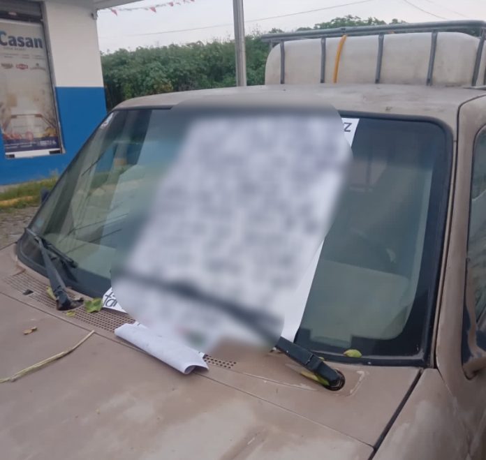 Aparece una cartulina con narcomensaje sobre una camioneta en la colonia La Reserva de La Villa3