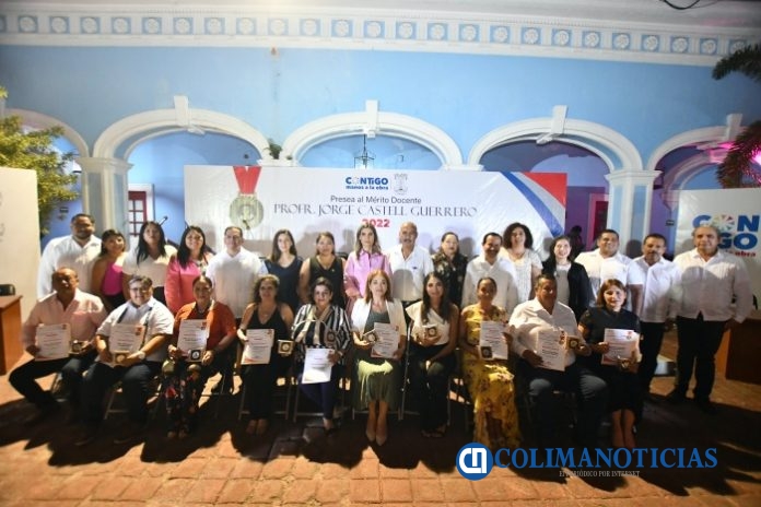 Ayuntamiento de Colima entrega presea Jorge Castell a 10 destacados docentes