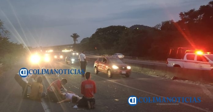 Dos lesionados al derrapar motocicleta por el libramiento El Naranjo