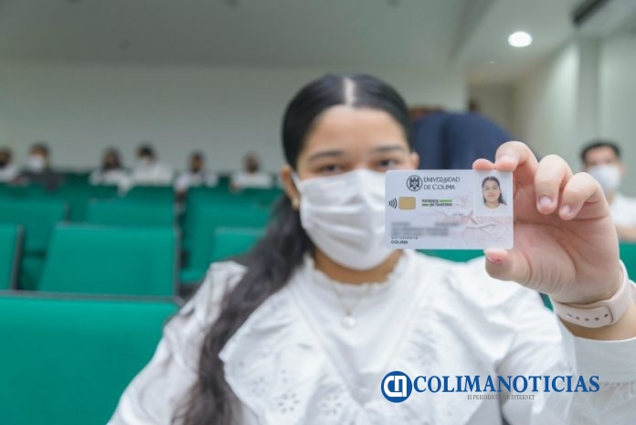 Reciben estudiantes de nuevo ingreso credencial universitaria